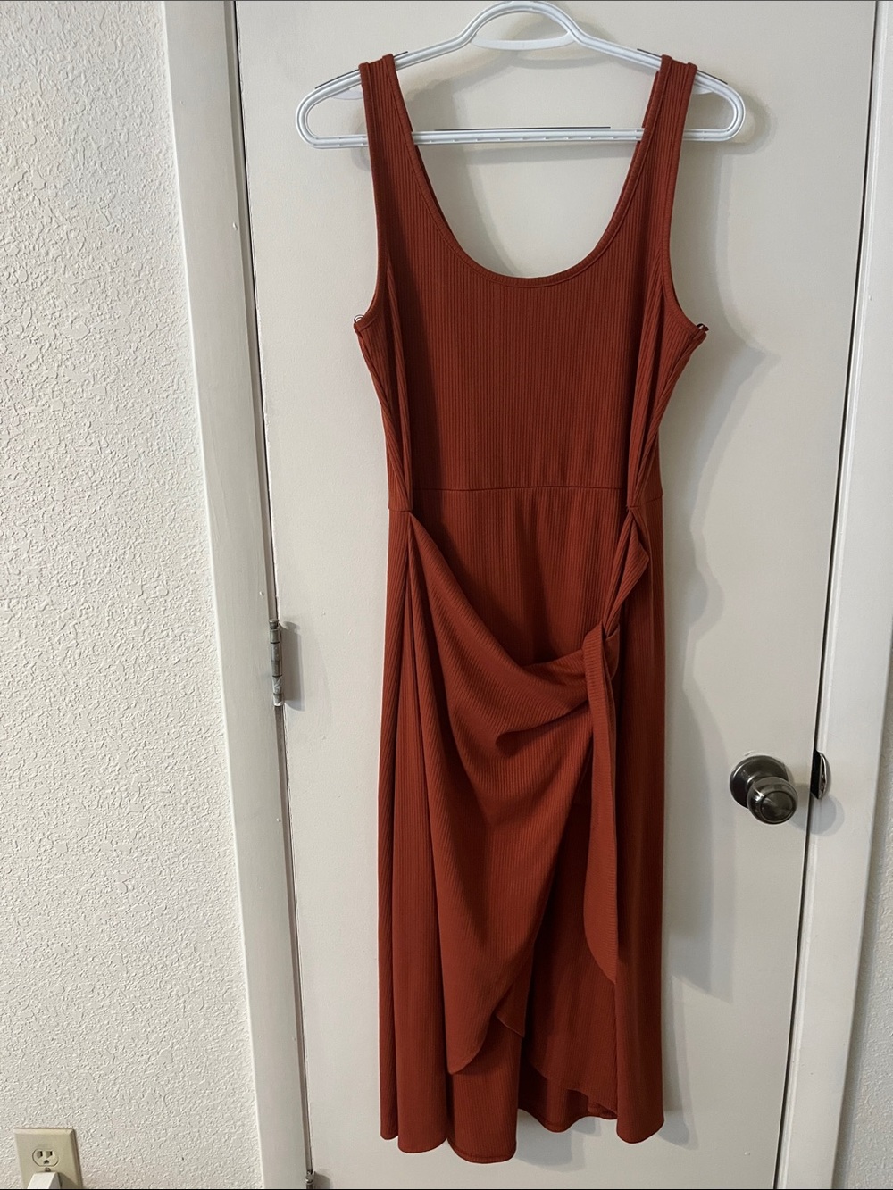 nine britton Ribbed Midi Dress in Rust